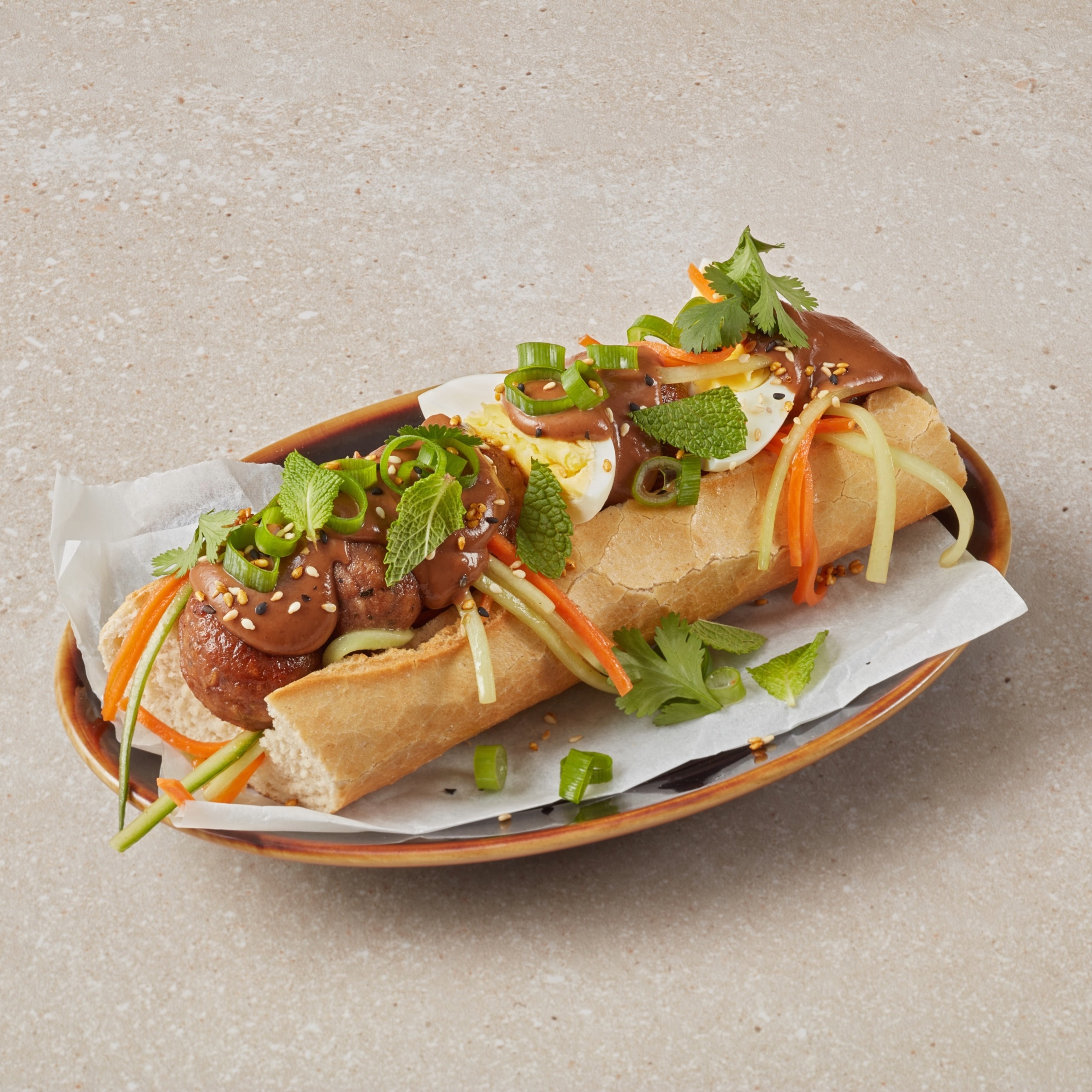 Aziatische stokbroodje met gehaktballetjes en saté saus